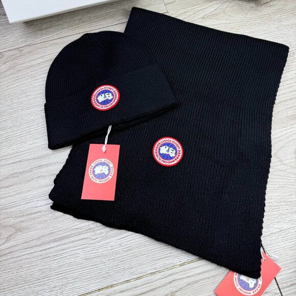 Canada Goose Knitted Hat and Scarf Two-Piece Set - Picture 1 of 5